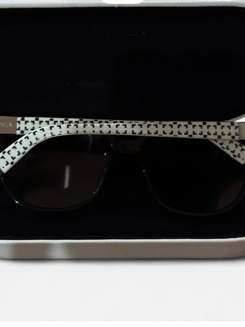 Stylish Black Women’s Sunglasses with Gradient Lenses